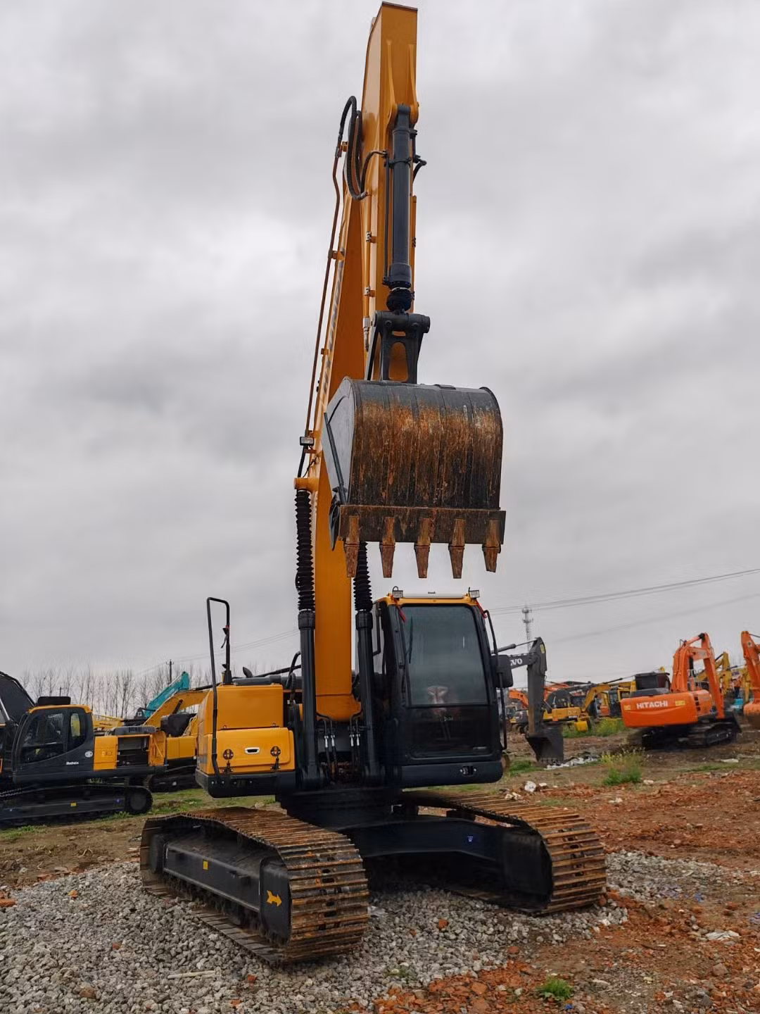 Reliable Hyundai 225LC-9s Excavator for Efficient Earth Moving - Efficient Earth Moving and High-Per